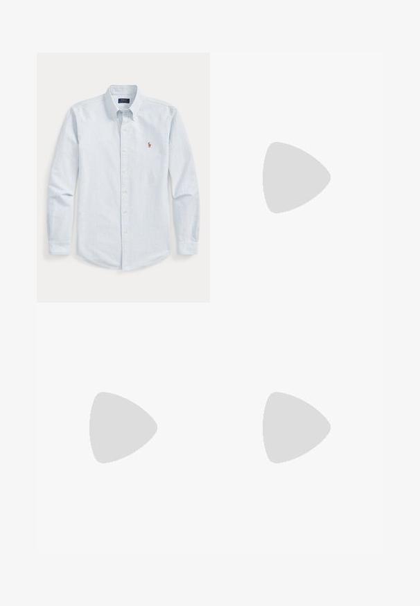 Langärmliges Hemd mit Knöpfen, hellblauen und weißen Streifen, geknöpftem Kragen und kleinem gesticktem Logo auf der Brust.; Dunkelblaue Jeans mit geradem Bein, fünf Taschen, vorderem Knopf und Reißverschluss, flach auf weißem Hintergrund dargestellt.; Schwarzer Lederloafer mit niedrigem Absatz und Pennyriemendetail, von der Seite auf hellgrauem Hintergrund gezeigt.; Schwarzer Ledergürtel mit einer schwarzen, rechteckigen Schnalle mit eingeprägtem Polo-Spieler-Logo.