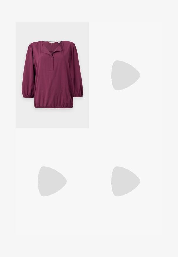 TOM TAILOR WITH V-NECK - Blouse - bordeaux red; Wijdvallende broek in een diepe bordeauxkleur. Gemaakt van een soepele, rekbare stof met op maat gemaakte naden en een rits aan de voorkant.; Zwarte suède pump met een spitse neus, enkelbandje met een ronde gesp en een lage blokhak. Glad textuur en minimalistisch ontwerp.; Zwarte leren schoudertas met een flap sluiting, gouden hardware accenten, verstelbare schouderriem en gestructureerd oppervlak. Compakte rechthoekige vorm.