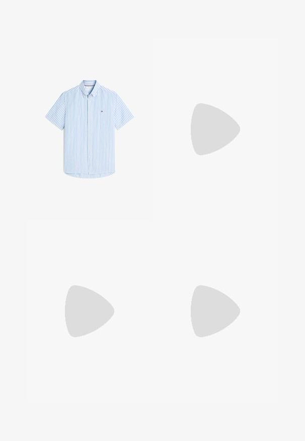 Kurzärmeliges Hemd mit Knöpfen, hellblauen und weißen vertikalen Streifen und einem kleinen rot-weiß-blauen Logo auf der linken Brust.; Helle beige Shorts aus Baumwolle, mit einem Knopfverschluss, Vordertaschen und abgestepptem Saum. Glatte Textur mit einem lässigen Design.; Dunkelblauer Slip-On-Sneaker mit weißer Gummisohle und dezentem Tommy Hilfiger-Logo an Ferse und Seite.; Brauner Ledergürtel mit silberner, rechteckiger Schnalle und kleinem rechteckigem Logotag mit rotem, weißem und schwarzem Design in der Nähe der Schnalle.