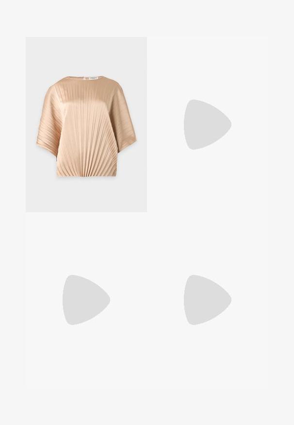 Blouse beige à manches courtes avec plis verticaux, col rond et fermeture éclair dans le dos.; Jean en denim bleu foncé, avec une coupe droite, un design à cinq poches et une fermeture à bouton en métal à l'avant. Texture lisse, sans motifs visibles.; Chaussure à talon haut en cuir blanc avec bride arrière, bout pointu et boucle sur fond uni.; Sac à main en cuir marron en forme de croissant avec une poignée supérieure et deux curseurs de fermeture éclair, sur fond blanc.