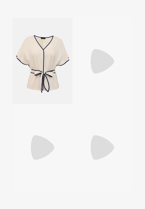 Licht beige blouse met korte mouwen, marineblauwe afwerking, V-hals en bijpassende riem gestrikt in een strik in de taille.; Donkerdenim A-lijn rok met een brede tailleband, zichtbare stiksels en een uitlopende zoom. Er zijn geen zakken of versieringen aanwezig.; Donkerbruine leren platte slingbackschoen met puntige neus, klein gouden detail aan de voorkant en verstelbare zijriem met gesp.; Bourgondische handtas van glanzend materiaal, rechthoekige vorm, met twee schouderbanden en subtiele gebogen accenten aan de voorkant.