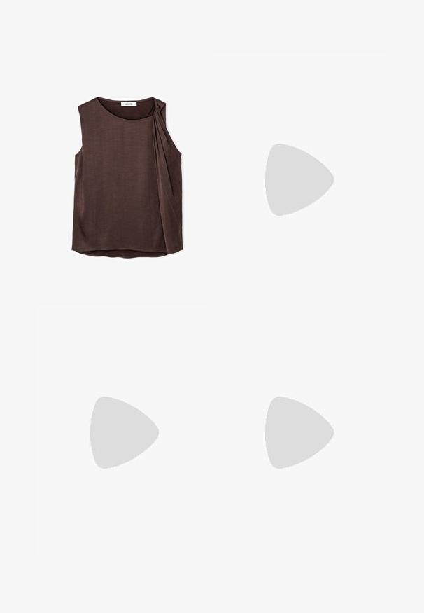Ärmelloses dunkelbraunes Top mit rundem Ausschnitt und asymmetrischem, plissiertem Detail an der rechten Schulter.; Braune, hoch taillierte, enganliegende Sportshorts mit V-förmigem Nahtdetail am Bund, dargestellt vor weißem Hintergrund.; Silberne Keilabsatzschuhe mit spitzer Zehenpartie, Obermaterial aus strukturierter Stoff und Riemendetail am Knöchel. Schwarzes Innenfutter und Gummisohle.; Ovalförmige Sonnenbrille mit Schildpattmuster, dunklen braunen Gläsern und goldenen Kristallakzenten an den Rahmenbügeln.