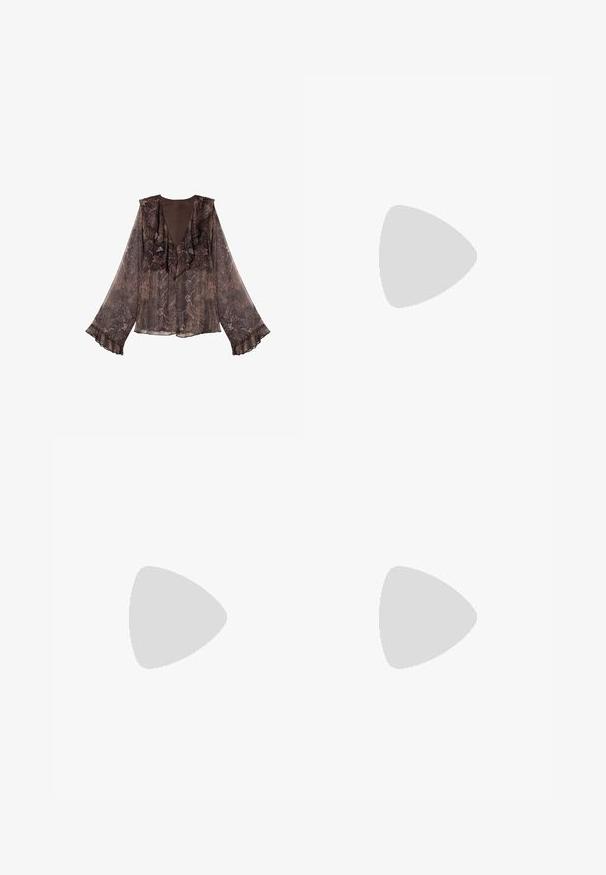 Blouse brune en tissu transparent à manches longues avec un motif paisley, décolleté en V festonné et manches à volants.; Femme aux cheveux blonds courts portant un pull crème à épaules dénudées, une mini-jupe verte avec une ceinture, des chaussettes grises montantes jusqu'aux genoux et des sabots marron, posant.; Botte en daim marron mi-mollet décontractée avec un bout pointu et un talon haut en bois épais sur fond blanc.; Sac à épaule en daim marron avec longues franges et bretelles réglables, fermeture à glissière sur le bord supérieur.