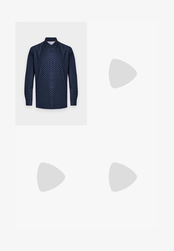 Camisa azul marino de manga larga con botones, con pequeño patrón geométrico de diamantes blancos, cuello puntiagudo y puños abotonados.; Jeans de mezclilla de color azul claro con un corte recto, cinco bolsillos y un desgaste sutil. Presentan una cintura clásica y dobladillo recto en los tobillos.; Mocasín de cuero negro con una placa metálica de marca apoyado cerca de una mesa redonda marrón sobre un suelo alfombrado beige.; Cinturón de cuero negro con hebilla de metal plateada, que presenta un acabado suave y un diseño clásico. El cinturón está neatly doblado.