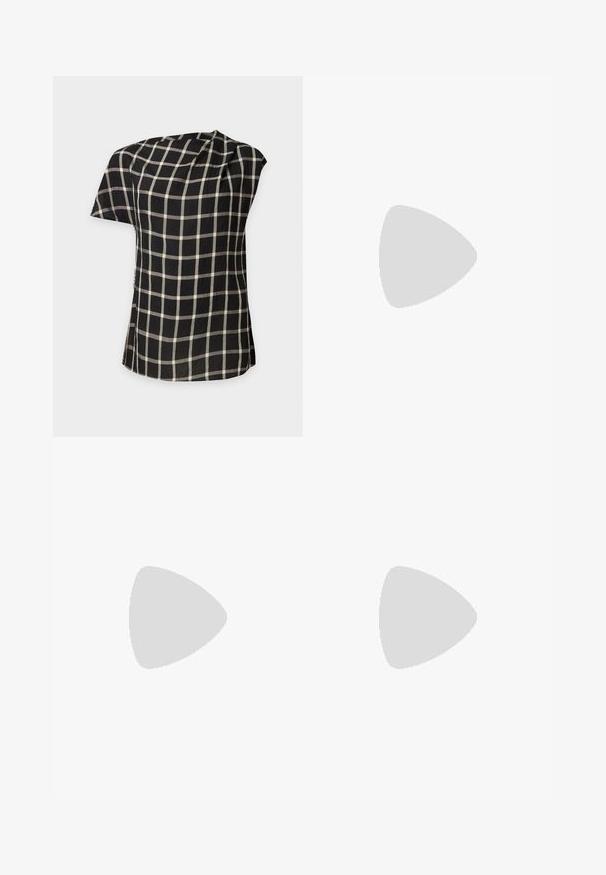 Blouse noire à manches courtes avec motif en grille blanche et encolure asymétrique, présentée à plat sur un fond clair.; Jeans noirs à jambe large en denim. Présentent une taille haute, deux poches avant et une fermeture par bouton métallique. Fini texturé avec un léger délavage.; Sandale à talon bas de couleur crème avec des liens à nouer autour de la cheville et une large bride torsadée sur les orteils, sur un fond blanc uni.; Porte-monnaie en cuir noir avec texture froncée, cadre en métal argenté, fermeture à verrouillage kiss-lock et bandoulière en chaîne. Surface lisse et douce.
