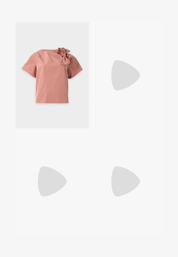 Blusa rosa de manga corta con un gran detalle de lazo en el hombro derecho, mostrada sobre un fondo blanco liso.; Pantalones de pierna ancha en rosa empolvado con cintura elástica y cordón delantero, elaborados con tela suave y detalle de dobladillo ancho.; Zapato plano de punta fina de color marrón oscuro con un tacón bajo y un detalle de cadena de pedrería plateada en la parte trasera.; Bolso bandolera de ante marrón con una única correa ancha y un detalle de cierre plateado en un lado, mostrado sobre un fondo claro y liso.
