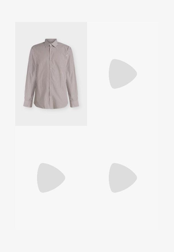 Chemise à manches longues boutonnée avec un col pointu, présentant des rayures verticales marron et blanches sur un fond clair.; Pantalon noir sur mesure de coupe droite, présentant une texture lisse et une taille avec une fermeture à bouton unique.; Chaussure marron en cuir à enfiler, avec un bout arrondi, des accents élastiques sur les côtés et une semelle en caoutchouc basse. Présente des détails de couture discrets le long du bord.; Ceinture en cuir brun avec une texture lisse, dotée d'une pointe courbée et d'une boucle métallique rectangulaire au fini sombre.