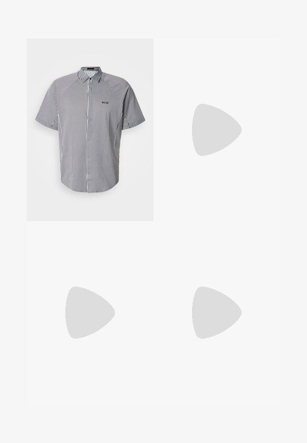 Camisa de manga corta con botones, con rayas verticales en blanco y negro, que presenta un cuello puntiagudo y un pequeño logo bordado en el pecho.; Vaqueros azules desgastados de pierna recta con cinco bolsillos, cierre de botón y trabillas para cinturón, mostrados extendidos sobre un fondo blanco.; Zapato negro sin cordones con puntera redondeada, que presenta una parte superior texturizada, suela blanca lisa y un discreto detalle de marca en el lateral.; Cinturón de cuero negro con una hebilla rectangular de metal plateado. Presenta una textura suave y un diseño sencillo, con un extremo puntiagudo.