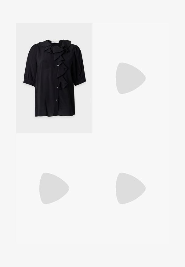 Sort bluse med korte pufærmer, knapper foran og en flæsedetalje, der strækker sig fra kraven ned over brystet.; Sorte plisserede shorts med flad front, knaplukning og letvægtsstof. Udsmykket med skarpe plisser og en ren kant.; Sorte læder slingback sko med spids tå, en slank hæl og ankelrem, der har et dekorativt kædedesign. Glat overflade.; Sort læder clutch med samlet tekstur, sølvfarvet metalramme, kys-lås lukning og kædestrop. Glat, blød overflade.