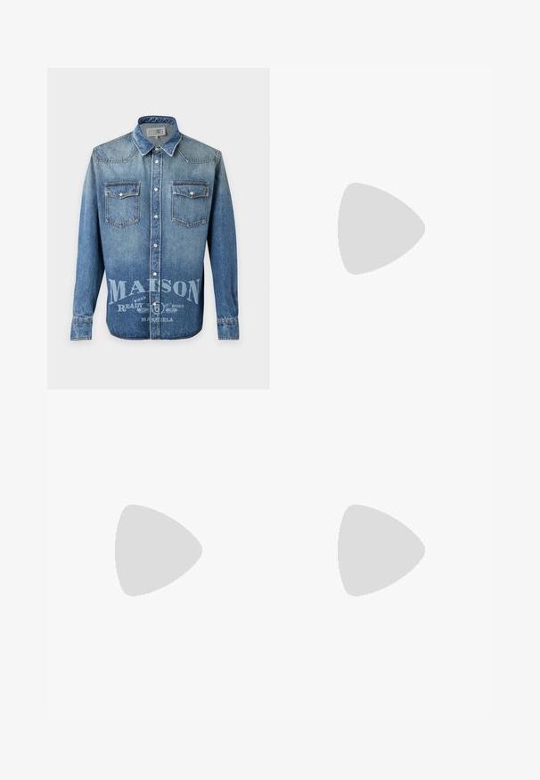 Chemise en jean bleu à manches longues avec boutons-pression, deux poches à rabat à l'avant et texte blanc délavé indiquant "MAISON" sur la partie inférieure avant.; Jean en denim bleu foncé avec une coupe droite, cinq poches et un bouton métallique à la taille. Texture lisse avec une décoloration minimale.; Mocassins en cuir noir avec un embout rond, présentant des accents en métal doré et des détails de couture, montés sur une semelle en caoutchouc texturé et basse.; Sac bandoulière noir texturé avec une fermeture à rabat et un petit logo en métal sur le devant, présenté sur un fond uni.