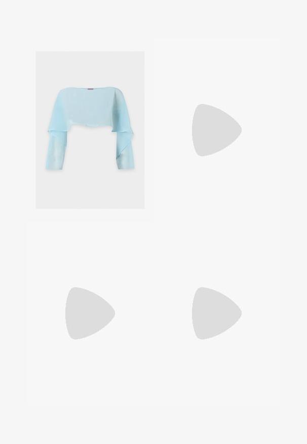 Lichtblauw, doorschijnend cropped top met lange mouwen, brede halslijn en vloeiend stofontwerp op een witte achtergrond.; Lichtblauwe wikkelrok met verticale witte strepen, voorzien van een gegolfde rand en ingewikkelde bruine kantafwerking aan de zoom.; Lichtblauwe leren ballerina met een klein strikje bovenop, afgeronde neus, zwarte zool en trekkoordje aan de hiel.; Crèmekleurige stoffen clutch met een geplooid ontwerp, een zilverkleurig metalen frame, twee decoratieve balletjes en een zilveren kettingriem.