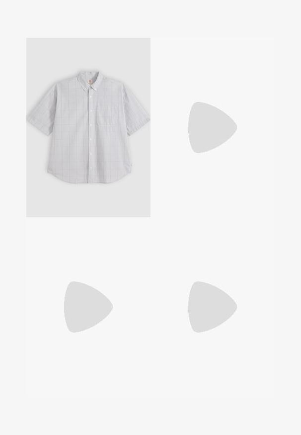 Camisa gris claro de manga corta con botones, patrón de cuadros sutil, bolsillo en el pecho delantero y cuello abotonado.; Shorts de denim azul claro con puños enrollados, diseño clásico de cinco bolsillos y una etiqueta de logo en bronce en la cinturilla. Textura suave.; Zapatilla blanca con acentos en negro y gris, que presenta una puntera texturizada en gris, suela de goma negra y cordones planos blancos. Diseño limpio, estilo minimalista.; Bolsa tote de lona color crema con bolsillo delantero, dos asas, correa de hombro ajustable y pequeño texto amarillo "O.N.S" en la parte inferior derecha del bolsillo.