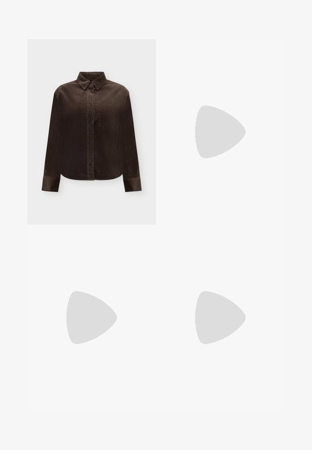 Donkerbruine corduroy lange mouwen overhemd met kraag, knopen aan de voorkant, een borstzak en knoopmanchetten tegen een witte achtergrond.; Bruine corduroy mini-rok met verticale ribbels, rechte snit en een schone zoom. Beschikt over een eenvoudige tailleband zonder versieringen.; Kniehoge bruine leren laarzen met een gladde afwerking, ronde neus en een gestapelde zwarte hak. Eenvoudig ontwerp met minimale hardwaredetails.; Bruine suede totebag met twee donkere leren schouderbanden. Zachte textuur, ronde bovenkant en een ruime binnenkant. Geen zichtbare hardware of versieringen.