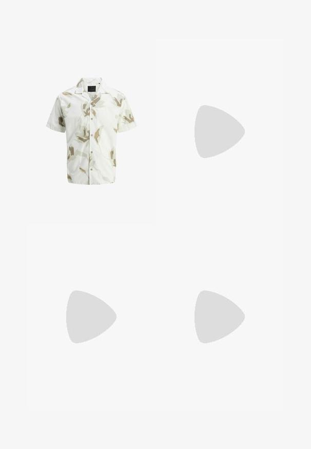 Kurzarmhemd in hellem Beige mit floralem Druck in gedämpften Grüntönen und Brauntönen. Verfügt über eine durchgehende Knopfleiste und einen Camp-Kragen.; Hellbeige Leinen-Shorts mit elastischem Bund und Kordelzug, geradem Bein, ohne sichtbare Marken oder Muster.; Schwarze Leder-Sandale mit flachem Absatz und drei überkreuzten Riemen, schwebend über einem gewebten Teppich aus Naturfasern.; Schwarze ovale Sonnenbrille mit dunkelgrünen Gläsern und kleinen silbernen sternförmigen Details an den Rahmenkanten.