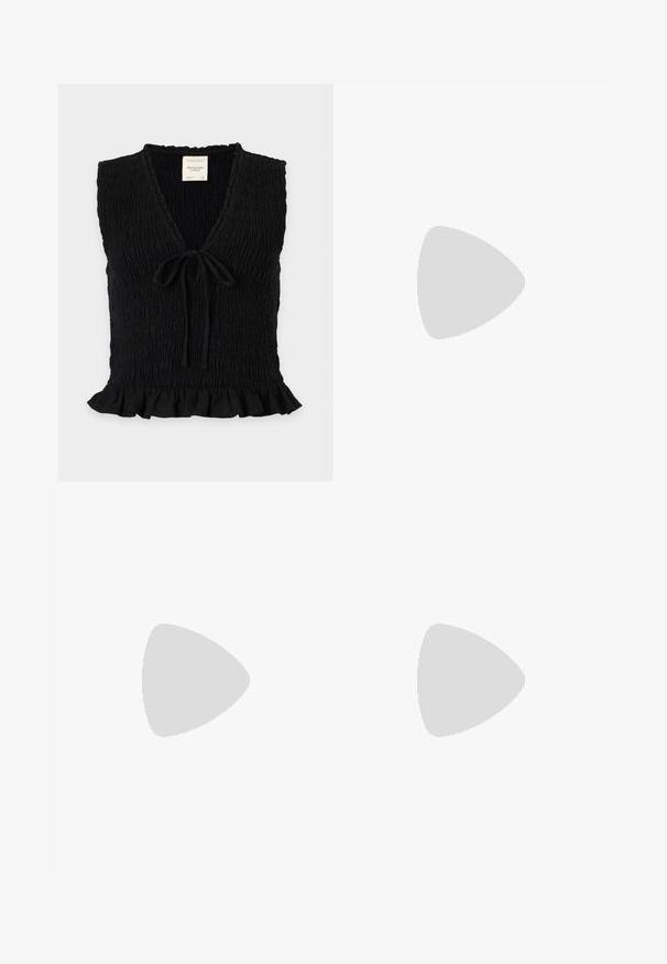 Haut noir sans manches en tissu texturé, col en V, lien sur le devant et ourlet à volants, de Abercrombie & Fitch.; Jean en denim bleu avec une légère évasement, fermeture par boutons à l'avant et design à cinq poches, présenté sur un fond blanc uni.; Sandale à talons hauts en cuir verni bourgogne avec une bride de cheville, bout pointu et trois bandes horizontales sur le pied. Détail de boucle dorée.; Sac à main bordeaux en matériau brillant, de forme rectangulaire, avec deux anses et des accents légèrement courbés à l'avant.