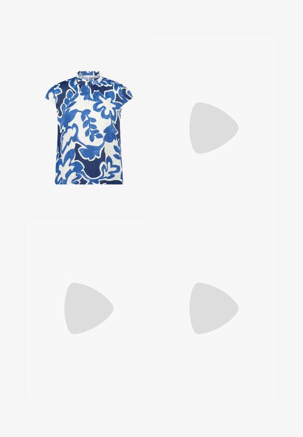 Blouse met korte mouwen en hoge kraag, blauw-wit abstract bloemmotief en een enkele knoopsluiting bij de hals.; Lichtblauwe high-waisted flared jeans van denim, met een gladde textuur en een enkele knoopsluiting met riemlussen.; Bruine suede Mary Jane schoenen met een ronde neus, enkelbandje en een lage plateauhak, en voorzien van een gevoerde binnenkant voor comfort.; Bruine riem van getextureerd leer met een platte, goudkleurige rechthoekige gesp, voorzien van een gladde onderzijde en een afgeronde punt.