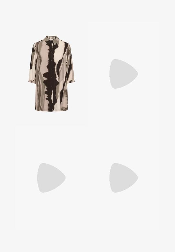 Langärmeliges Hemdkleid mit abstrakten vertikalen Mustern in Braun, Beige und Taupe sowie spitzem Kragen.; Schwarze, weite Hosen aus glattem, glänzendem Stoff. Mit einem elastischen Bund und einer Kordel zur Anpassung der Passform.; Schwarze patentierte Slingback-Absätze mit spitzem Zehenbereich und glänzender Oberfläche. Besitzt einen schlanken Absatz und eine abgerundete Akzentuierung am Schuhoberteil.; Schwarze, geflochtene Leder-Tote-Tasche mit zwei stabilen Griffen, rechteckiger Form, strukturiertem Muster und glatter Oberfläche. Geeignet für den täglichen Gebrauch.