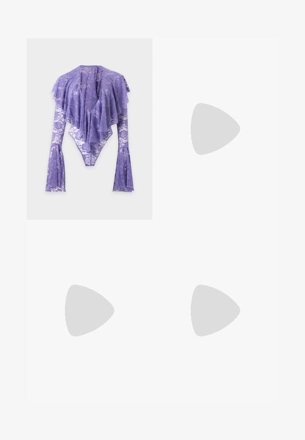 Body de encaje lavanda de manga larga con puños acampanados y un escote profundo en V drapeado y con volantes, con estampados florales por todo el cuerpo.; Vaqueros de pierna ancha en denim azul medio con patrones de costura en contraste y múltiples diseños de bolsillos. Cintura alta con cierre de botón.; Sandalia negra de cuero para mujer con tiras finas, un lazo para el dedo del pie, hebilla en el tobillo y tacón de aguja de altura media sobre un fondo neutro.; Bolso de mano de cuero azul marino suave con cierre de broche plateado, una correa de hombro y correa de cadena desmontable para la muñeca sobre fondo blanco.