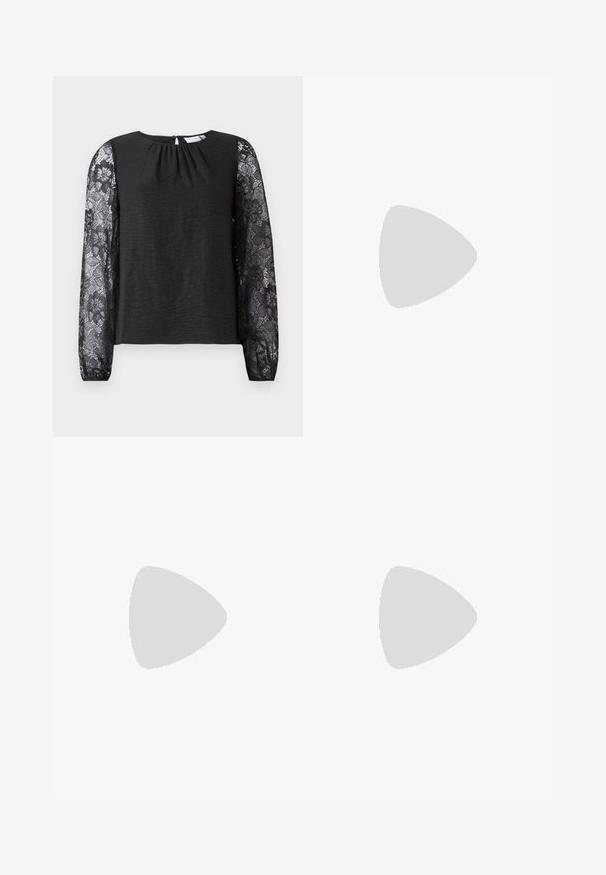 Sort langærmet top med tekstureret stof og blomsterlacemanchetter. Nøglehulslukning bagpå med en løkke. Elegant design og detaljerede accenter.; Sort plisseret maxiskørt lavet af letvægtsstof med et flydende design. Har en volangkant og elastisk talje for komfort.; Sort læder slingback hæl med spids tå og blokhæl. Glat tekstur, minimalistisk design og justerbar ankelrem.; Sort rektangulær håndtaske med to lange stropper, guldringdetalje og lynlåslukning på en ensfarvet lys baggrund.