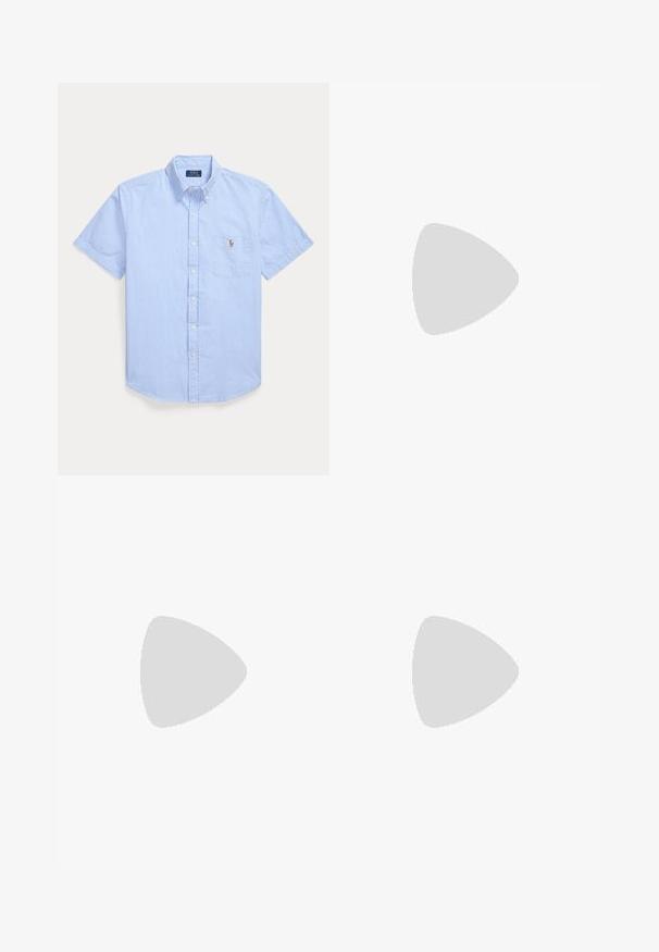 Korte mouw, blauw-wit verticaal gestreept overhemd met borstzak en klein geborduurd paardenlogo op de zak.; Herenshort in zandkleur met elastische tailleband en knoopsluiting, eenvoudig ontwerp, midden boven het dijbeen, gemaakt van gladde stof.; Bruine leren bootschoen met mocassinnaad, veterdetail doorgedreven door metalen oogjes en een platte rubberen zool, gezien van opzij.; Gevlochten lichtbruine stoffen riem met zilverkleurige metalen gesp en bruine leren accenten, inclusief een vastgenaaide logopatch aan het einde.