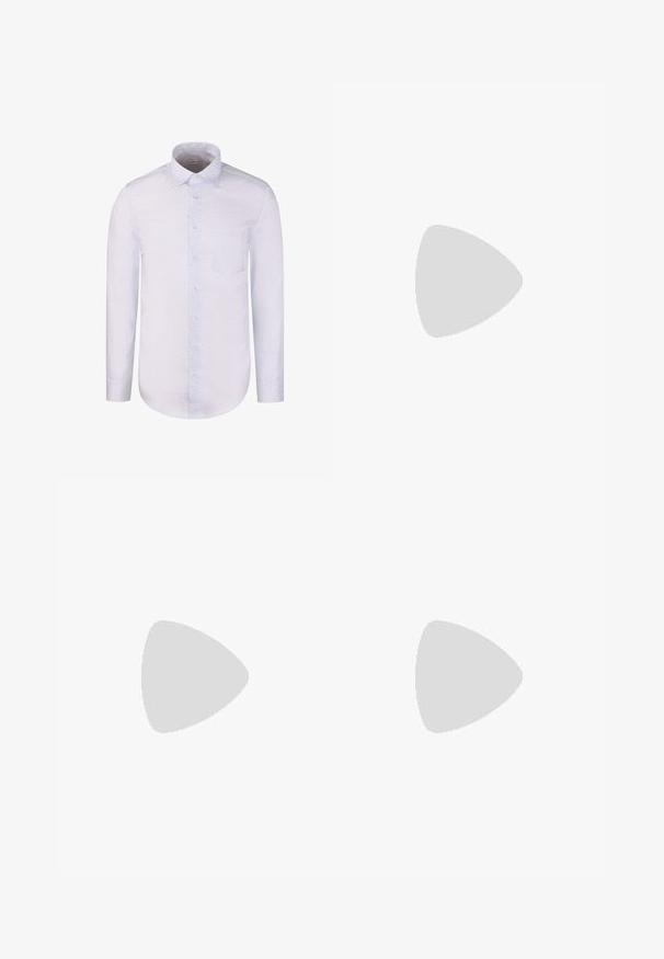 Hvid langærmet skjorte med et lyst blåt geometrisk mønster, knappet krave, forlommer og standard pasform.; Marine skræddersyede bukser lavet af et glat stof. Har knaplukning, frontlommer og et lige ben design.; Brune lædersko med en strømlinet form, der har sorte snørebånd og en tekstureret hældetalje. Rene linjer og minimal syning.; Brun læderbælte med en sølv rektangulær spænde, der har diskrete syninger og en glat tekstur.