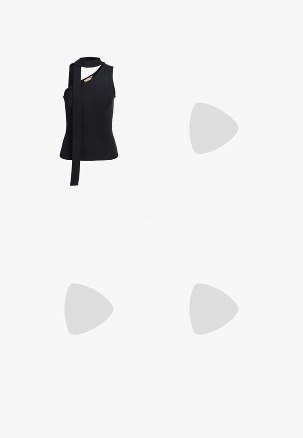 Schwarzes ärmelloses Top mit asymmetrischem Ausschnitt und langem Stoffband, das vorne auf weißem Hintergrund herunterhängt.; Schlagjeans im schwarz-beigen Zebra-Muster, aus Denim-Material, mit Fünf-Taschen-Design und sichtbaren Nahtdetails.; Schwarzer patentierter Lederpumps mit spitzem Zehenbereich, Knöchelriemen und schlankem Stiletto-Absatz; glatte, glänzende Textur und minimalistisches Design.; Schwarze Kunstleder-Handtasche mit einzigartiger Halbmondform, einem breiten, gepolsterten Henkel und einem Reißverschluss. Glatte, glänzende Textur, minimalistisches Design.