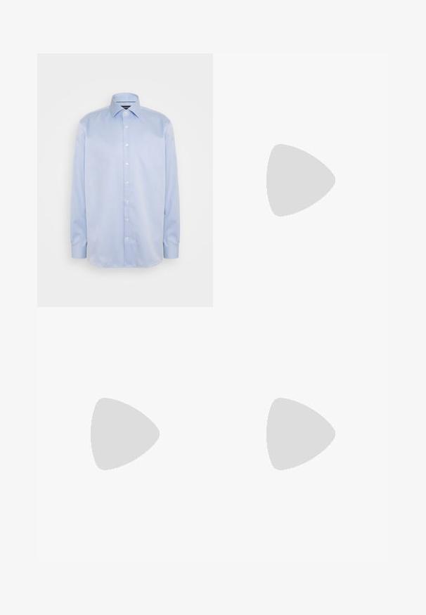 Lindbergh Business skjorter - light blue; Sorte skræddersyede bukser med lige ben, som har knaplukning og bæltestropper. Fremstillet i glat stof uden synlige mønstre.; Sorte lædersko med en glat overflade, rund tå og snørebåndsdesign. Har en lavprofil sort gummisål og en lille hæl.; Sort læderbælte med en glat overflade, der har en rektangulær mat sort spænde og et klassisk, minimalistisk design.