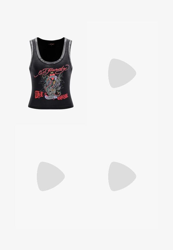 Zwarte mouwloze tanktop met een zilveren accent bij de hals. Heeft een kleurrijke grafiek van een schedel met slangen en vleugels, met de tekst "Ed Hardy New York."; Grijze denim wijdvallende jeans met een hoge taille, vijf zakken, een sluiting met een knoop aan de voorkant en subtiele vervaging op de stof.; Zwarte platform teenslipper met dikke, gevoerde zool en brede teenband, zijaanzicht op witte achtergrond.; Zwarte laarzen van patentleer met een gebogen vorm, een enkele handgreep en een ronde bodem. Beschikt over een subtiele logodetail aan de voorkant.