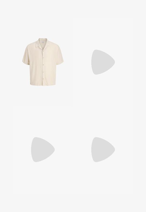Beige herenoverhemd met korte mouwen, knoopsluiting, campkraag, enkele borstzak en een casual pasvorm.; Beige shorts van gestructureerde stof met een gekreukt oppervlak, een elastische tailleband en twee plooien aan de voorkant.; Zwarte platte teenslipper met brede teenband en gestructureerde zool, zijaanzicht op een witte achtergrond.; Zwarte rechthoekige zonnebril met donkergroene lenzen, voorzien van een lichtgewicht plastic frame en zilveren Accenten op de pijlen.
