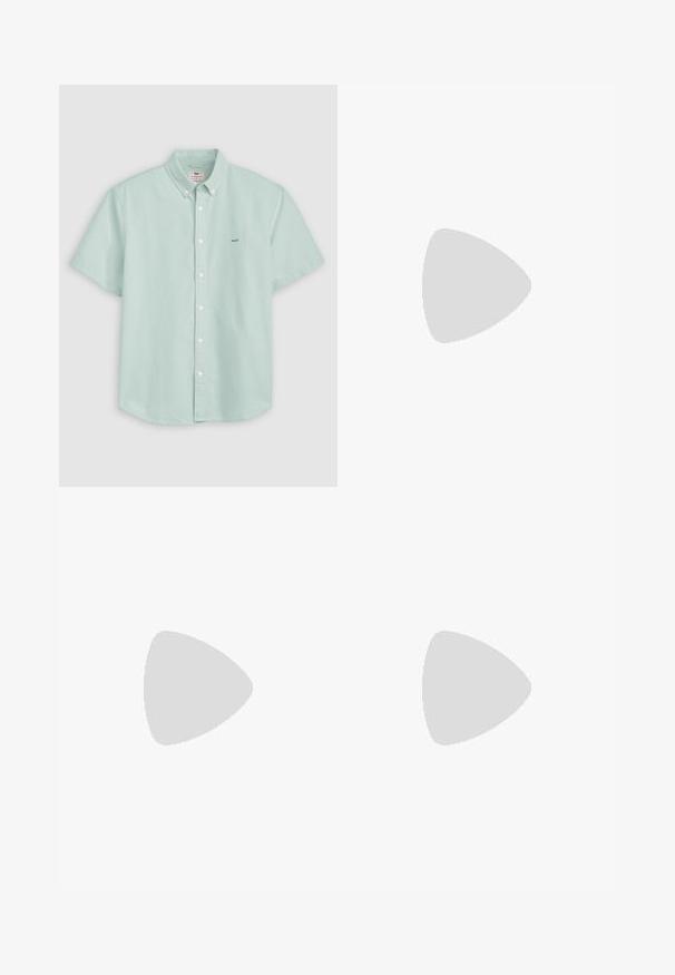 Lichtblauw overhemd met korte mouwen, knopen aan de voorkant, een button-down kraag en klein logo op de linkerborst tegen een egale achtergrond.; Beige cargoshorts van katoen met zijzakken, een knoopsluiting en een recht gesneden ontwerp. Zachte textuur.; Witte White Reef slidesandaal hangend boven grijze tekstuurrijke betonnen treden in zacht natuurlijk licht, met zichtbaar zijlogo en zool details.; Zwarte synthetische schoudertas met zilveren rits, verstelbare schouderriem en een logo-print. Heeft een rechthoekige vorm en een gladde textuur.