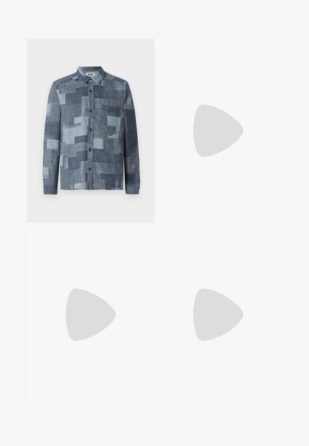 DRYKORN DIEGGO - Overhemd - blue; Lichtblauwe denim jeans met een rechte pijp, vijf zakken en subtiele vervaging. Voorzien van een knoopsluiting en een lus voor een riem.; Zwarte lage vetersneaker met witte zool en bruine hieltab, merk "BOSS", drijvend binnen nabij een muur van glasblokken.; Zwarte leren schoudertas met een gestructureerde afwerking, met een voorste ritszak en een verstelbare stoffen schouderband. Merklogo zichtbaar.