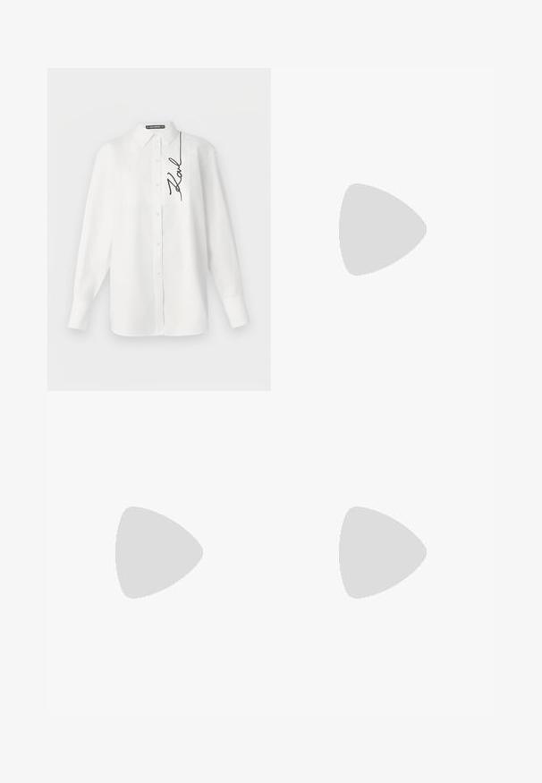 Camisa blanca de manga larga confeccionada en algodón, con un bolsillo delantero y una firma bordada en negro en el lado izquierdo. Cuello clásico y cierre con botones.; Jeans de pierna ancha de un azul claro, hechos de denim, con una cintura alta, que presentan un cierre de botón y cinco bolsillos. Textura suave con una silueta casual.; Mule de cuero negro con punta afilada y tacón de aguja. Presenta una banda ancha con detalle en escritura plateada en el costado. Textura suave.; Bolso de mano de cuero blanco con forma curvada, con un logo "CK" en relieve en la parte delantera y una sola correa para el hombro. Cierre de cremallera en la parte superior.