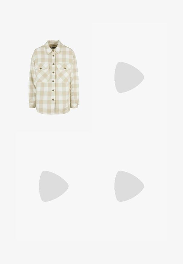 Beige-weiß kariertes Hemd mit Knöpfen aus weichem Stoff. Besitzt zwei Brusttaschen, einen spitzen Kragen und braune Knöpfe.; Khakifarbene Cargo-Hose aus Baumwolle mit mehreren Seitentaschen, Kordelzügen an den Knöcheln und Knopfakzenten. Klare Linien und strapazierfähiger Stoff.; Braune Leder-Ankle-Boots mit strukturierten Oberflächen, silbernen Ösen und gelben Nähten. Verfügt über eine robuste, transparente Sohle und eine Zuglasche.; Olivgrüner geflochtener Nylon-Gürtel mit einer silbernen Metallschnalle. Die Schnalle verfügt über ein eingeprägtes Logo und drei horizontale Linien, die ein robustes Design bieten.