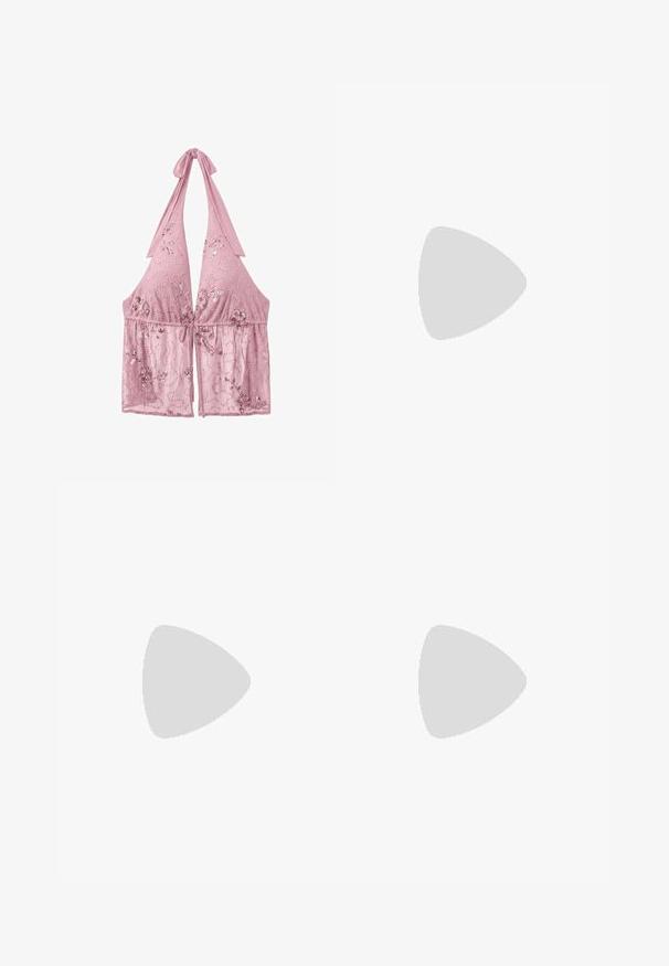 Pink haltertop med palietbroderi i blomstermønster og perlespiral, med bundet nakkestrop og åben front.; Lyserød plisseret stof med horisontale linjer, rund form og kontrastfyldt glansfuld kant. Tekstureret med livlig farve og glat finish.; Lyserød flip-flop med en glitrende rem, tekstureret gummisål og enkelt fladt design. Der er detaljer som et skinnende forbindelsesstykke.; Sort perlehandtaske med en buet silhuet, bærehåndtag og blank overflade. Båret med højhælede sorte sko og tætsiddende sorte shorts.