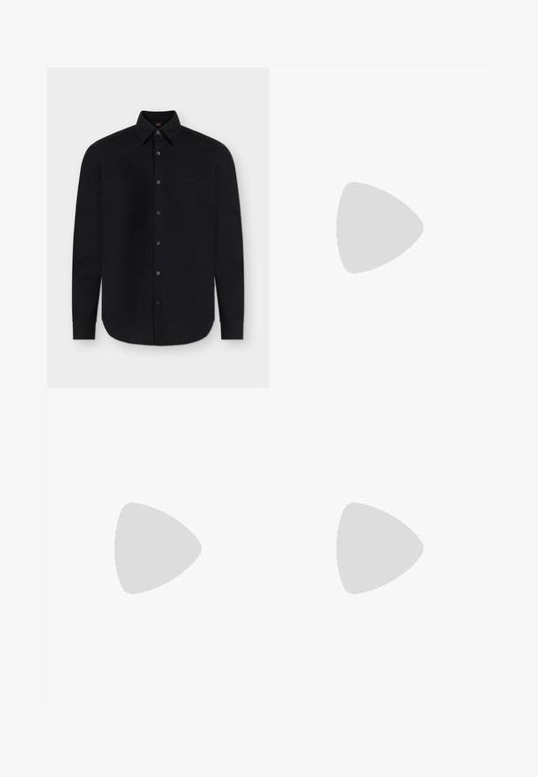 Sort langærmet skjorte med knapper og klassisk krave samt subtilt "BOSS"-logo på brystet, vist mod en ensfarvet lys baggrund.; Sorte skræddersyede bukser med lige snit, foldet forstykke og sidelommer. Fremstillet af et glat, let stof med et ensartet mønster.; Sort lædersko med krokodillemønster, svævende over en skinnende sølvfarvet sofa med knapper, der fremhæver skoens detaljer og tekstur i nærbillede.; Sort læderbælte med en glat overflade, der har en sølvmetalklausul og en klassisk rektangulær form.