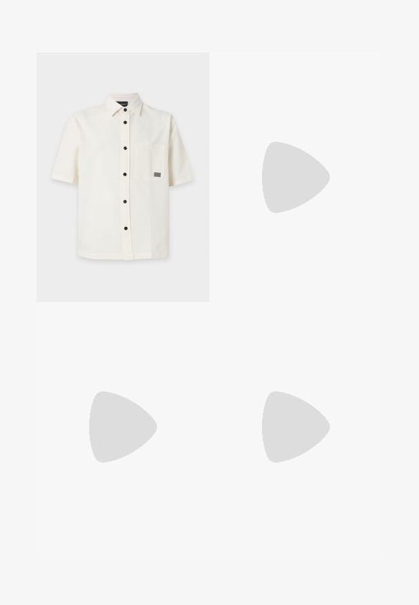 Wit overhemd met korte mouwen, zwarte knopen en een enkele borstzak met een klein rechthoekig label.; Beige op maat gemaakte shorts van textuurstof, met voorplooien, een knoopsluiting en een rechtopstaand ontwerp.; Lage bruine sneaker met witte veters, beige zool, bovenwerk van stof en suède, zijlus en "Tiger of Sweden" logo in gouden tekst.; Blauwe gestructureerde crossbody tas van textuurmateriaal, met een ritsluiting, een voorvak en een verstelbare schouderband met "EMPOR" branding.