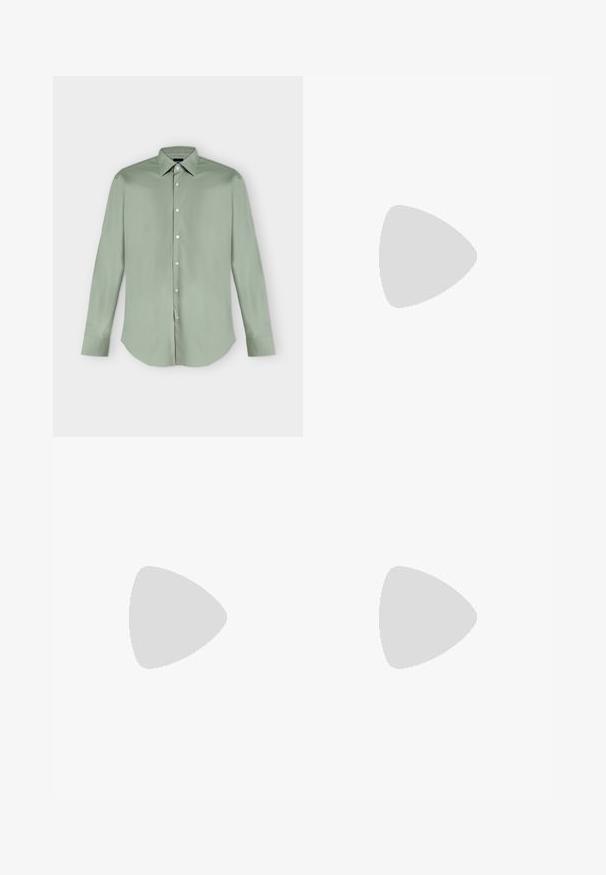 Camisa de manga larga color verde claro con botones, cuello puntiagudo y dobladillo curvado, mostrada extendida sobre un fondo blanco.; Pantalones negros ajustados con un diseño de pierna recta, que presentan una textura suave, pliegues frontales y una cinturilla clásica para un aspecto formal.; Zapato de vestir negro de cuero con una textura suave, punta afilada, diseño de cordones con seis ojales y un tacón rectangular bajo. Detalle de marca sutil en el lateral.; Cinturón de cuero negro con una textura suave, hebilla de metal plateado y un solo lazo para ajuste. Presenta un diseño limpio y clásico.