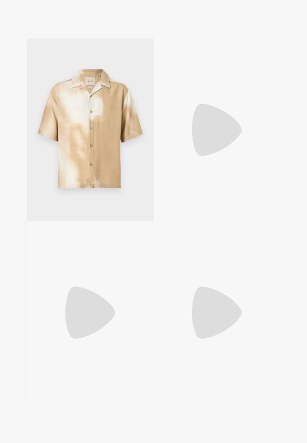 Chemise à manches courtes avec boutons, motif tie-dye beige et blanc, col pointu et cinq boutons sur le devant.; Short en lin marron avec taille élastique, cordon de serrage, passants pour ceinture et poches latérales.; Sandale à glissière à lanières croisées de couleur marron, dotée d'une finition mate, d'une semelle noire plate et d'une texture lisse. Design minimaliste sans matériel visible.; Collier de perles et bracelet assorti avec fermoirs en chaîne argentée disposés sur un fond blanc.