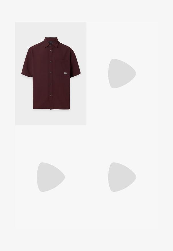 Bordeaux kleurig overhemd met korte mouwen, knopen, kraag en een borstzak met een klein rechthoekig label.; Donkerblauwe denim wide-leg jeans met een ketting met rhinestones aan de linkerkant, en zichtbare oranje stiksels op de zakken en de zoom.; Zwarte leren sneaker met een gladde afwerking, contrasterende crèmekleurige zool, ronde neus, gouden logo aan de zijkant en zes gaatjes voor veters.; Zwarte rechthoekige zonnebril met dikke monturen en donkere glazen, rustend op een lichte ondergrond.