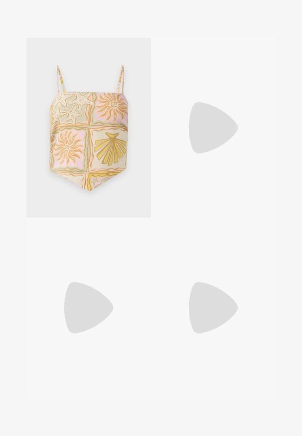 Camisole met vierkante halslijn en dunne bandjes, met een pastelmotief van schelpen, zeesterren en zon in beige, roze en gouden tinten.; Lichtblauwe denim shorts met een vervaagde afwerking, voorzien van een vijf-pocket design, zichtbare stiksels en een metalen knoopsluiting bij de tailleband.; Bruine platte sandaal met meerdere dunne bandjes, enkelband met gesp en een minimalistische zool, getoond in zijaanzicht op een witte achtergrond.; Geweven rotan handtas in de vorm van een sint-jakobsschelp met natuurlijke lichtbruine kleur en afgeronde, gestructureerde randen.