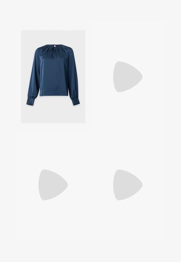 Blouse bleu marine à manches longues avec encolure plissée, fermeture boutonnée au dos et poignets ajustés sur fond uni.; Pantalons formels noirs slim fit avec passants de ceinture et poches avant, conçus pour un look professionnel et ajusté.; Chaussure Mary Jane noire avec talon carré et sangle à boucle dorée, flottant au-dessus d'un sol en béton lisse dans un cadre intérieur minimaliste.; Sac à épaule en cuir noir avec une bandoulière unique et un petit détail de boucle dorée à l'avant, sur un fond clair uni.