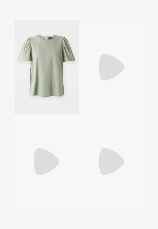 Blusa verde de manga corta con escote redondo, mangas ligeramente abullonadas y un delicado ribete en el escote y los bordes de las mangas.; Pantalones capri de mezclilla en azul medio con cintura alta, cuatro bolsillos y detalles cosidos. Terminados con dobladillo a la altura de la pantorrilla con una ligera curva.; Chanclas negras con un diseño minimalista, suela plana, tiras estrechas y una textura suave. Sin patrones ni acentos adicionales.; Bolso blanco con una correa corta, superficie texturizada, múltiples bolsillos con cremallera y acentos de hardware en tono dorado. Diseño compacto y moderno.