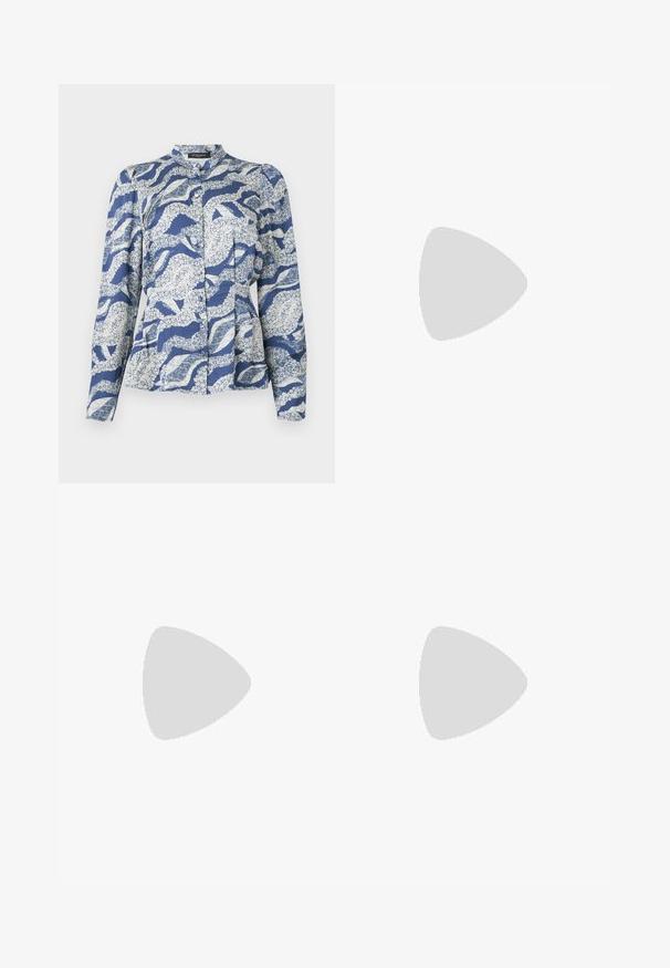 Blouse bleue avec un motif de vagues blanches, dotée d'une fermeture à boutons, d'un col arrondi et de manches longues. Fabriquée en tissu texturé.; Pantalon marine au design ajusté. Doté de plis avant, d'une texture lisse et d'une coupe droite. Pas de poches visibles ni d'ornements.; Chaussure plate en cuir noir avec bout pointu et logo CK doré sur la bride, posée sur un tapis beige près d'une table ronde couleur ambre brun.; Sac fourre-tout en cuir blanc avec une bandoulière unique, texture douce et logo discret Calvin Klein près du centre en bas.