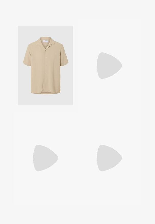 Camisa de manga corta beige con cierre de botones en la parte delantera, tejido texturizado y cuello clásico. Cuenta con cinco botones y aberturas laterales en el dobladillo.; Pantalones de algodón beige con diseño de pierna recta, bolsillos delanteros y cierre de un solo botón. Textura suave y detalles mínimos de costuras.; Zapato tipo mocasín de ante negro con suela blanca flotando sobre un suelo pulido de color gris claro, con una pared de bloques de vidrio y una columna blanca en el fondo.; Reloj cronógrafo Timex Waterbury con esfera verde, caja de acero inoxidable plateado y pulsera de metal vinculada. Resistente al agua hasta 50 m.