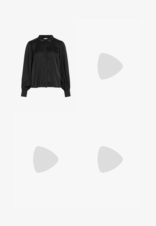 Sort satin bluse med lange ærmer, frontknapper, spidse krave, sammenrullede skuldre og manchetter.; Sort omslagsnederdel lavet af tekstureret stof med knyttet talje, lige silhuet og en let frynset kant. Ingen synlige mønstre eller accenter.; Sort, flad sandal med en stor blomsterdetalje på remmen, vist fra siden mod en ensfarvet hvid baggrund.; Sort vævet rund håndtaske med fletteagtigt mønster og kort sort flettet hank fastgjort med guldfarvet beslag.