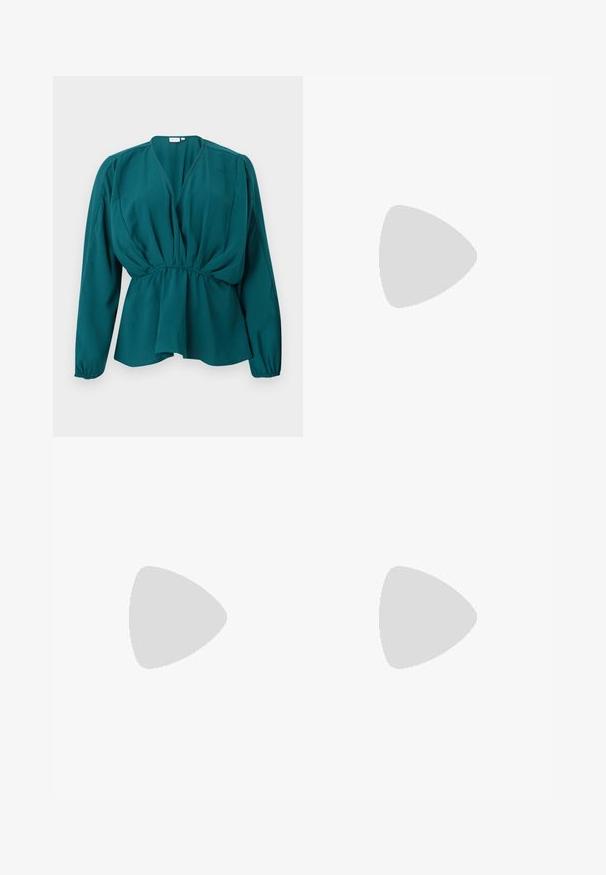 Blusa de manga larga color verde azulado con cuello en V, cintura fruncida, hombros abullonados y puños elásticos, mostrada sobre un fondo blanco plano.; Pantalones de pierna ancha negros, confeccionados en un tejido ligero, con un cinturón atado en la cintura y detalles de pliegues en la parte delantera para un ajuste estructurado.; Sandalia de tacón en charol negro con tacón stiletto fino, puntera cuadrada y una tira delgada sobre el empeine, mostrada sobre fondo blanco.; Bolso de mano de cuero negro trenzado con asa corta y correa de hombro desmontable, exhibido sobre un fondo claro y liso.