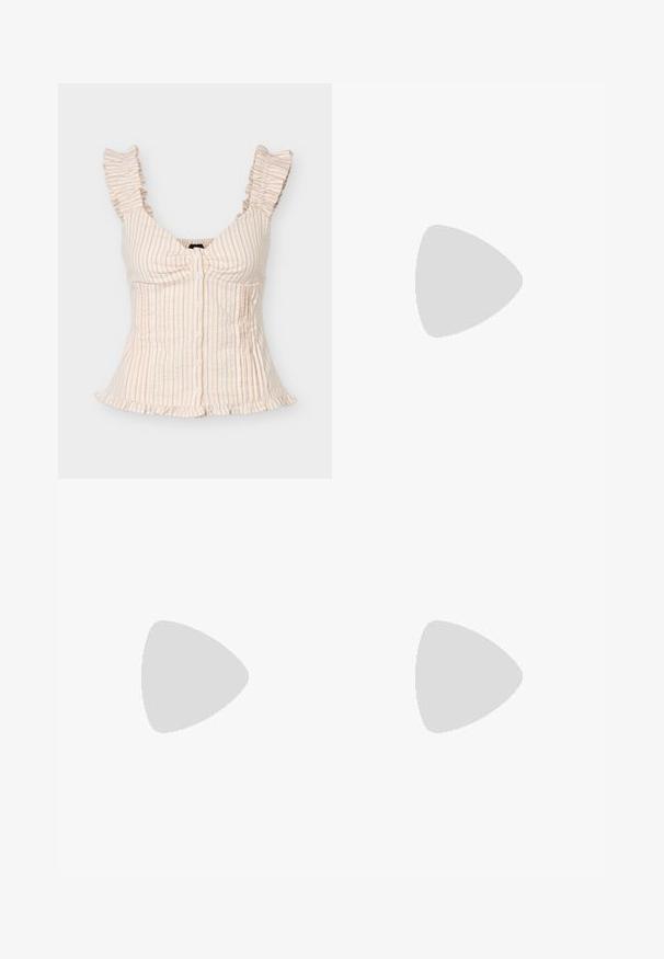 Ærmeløs beige og hvidstribet bluse med flæse-stropper, knapper foran, figursyet talje og flæsekant.; Fritskørt i creme, fremstillet af lagdelte stofstrimler. Har et tætsiddende taljebånd og et struktureret, lagdelt design med lodrette frynser.; Hvid western-støvle til midt på læggen med spids tå, sort stablet hæl, dekorative sømme og trækflap på skaftet.; Hvid fletlæderhåndtaske med afrundet håndtag og ender på remmen, der er knyttet, vist mod en ensfarvet baggrund.