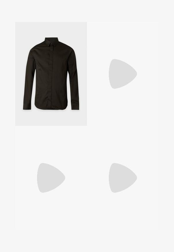 Chemise noire à manches longues avec col pointu et patte de boutonnage cachée, présentée sur un fond clair uni.; Pantalon habillé pour hommes sur mesure de couleur marron, avec passants de ceinture, fermeture à boutons sur le devant, et plis marqués, sur fond blanc.; Mocassin pour homme en cuir noir, sans lacets, avec petit talon et coutures décoratives à l'avant et sur les côtés, sur fond blanc.; Sac bandoulière en cuir marron foncé avec fermeture à rabat et sangle en tissu réglable sur fond blanc.