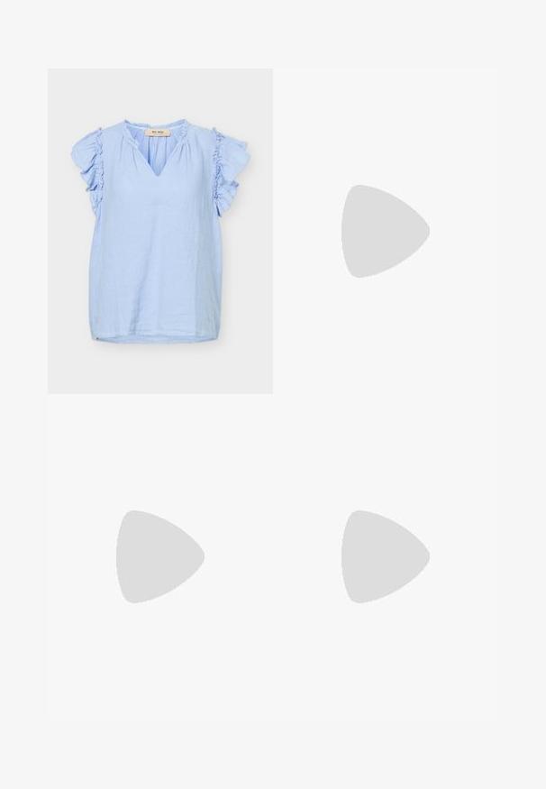 Lyseblå kortærmet bluse med flæseærmer, V-udskæring og letvægtsstof fra mærket Mos Mosh.; Lysblå bredbenede jeans lavet af denim, med et klassisk femlomme-design, knaplukning og pæne stikninger.; Enkelt hvid åben tå mule med blokhæl står på grå asfalt mod en flisebelagt væg.; Sølv hoop øreringe med en struktureret, organisk design. Hver ørering har en glat, afrundet form og en poleret finish.
