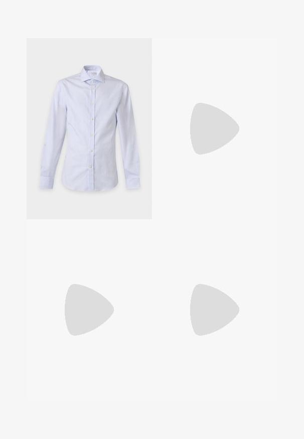 Camisa de vestir de manga larga con rayas verticales azul claro y blancas, cuello puntiagudo y botones blancos en el delantero.; Pantalones grises ajustados con un fino estampado de cuadro, diseño de pierna recta y una textura de tela suave. Cuenta con trabillas para cinturón y cierre de cremallera.; Zapato de cuero negro con punta redondeada, detalles de costura, cordones mínimos y suela de goma gruesa para tracción y durabilidad.; Maletín rectangular de cuero negro con textura, con doble asa, bolsillo frontal con cremallera y correa de hombro ajustable, mostrado sobre fondo blanco.